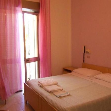 Hotel Silvia Viserbella di Rimini Екстер'єр фото
